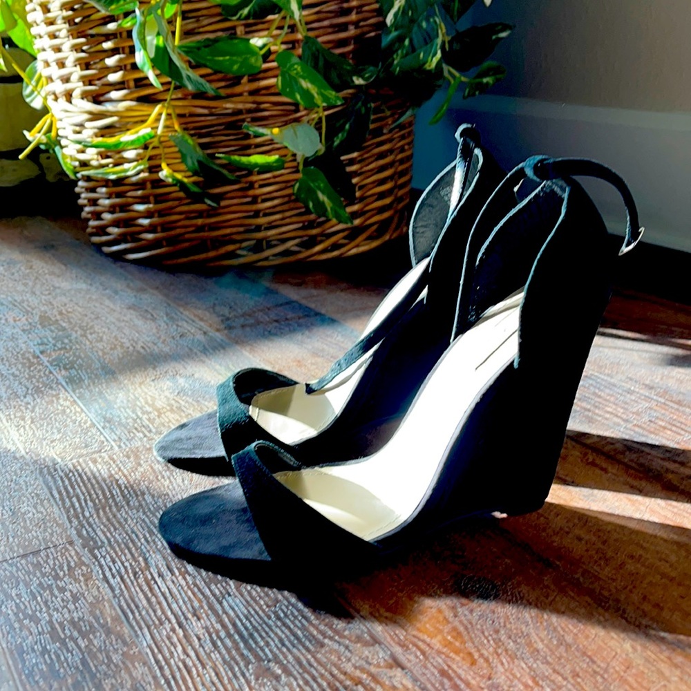 Super sexy Steve Madden real deal black suede wedge!!